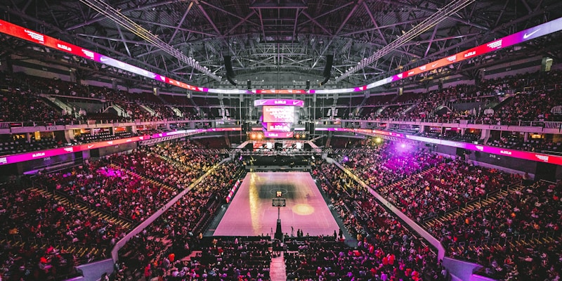 现代体育直播控制中心与流媒体技术示意图